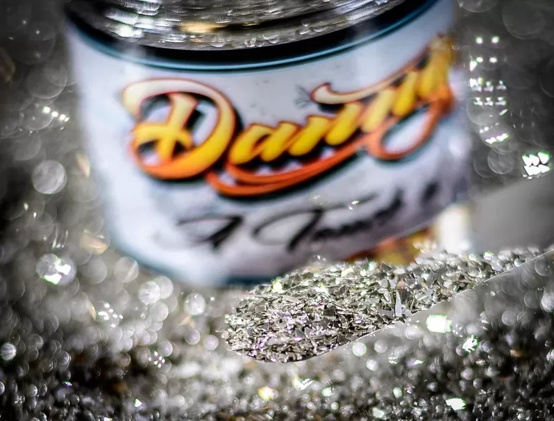 Danny D. Zerkleinertes Glas